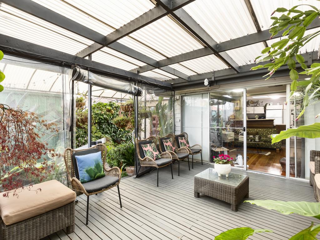 The sun room/veranda.