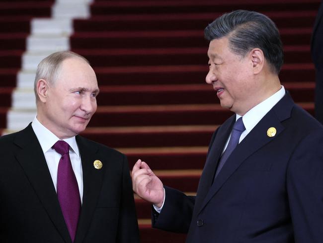 TOPSHOT - This pool photograph distributed by Russian state owned agency Sputnik shows Russia's President Vladimir Putin and Chinese President Xi Jinping interacting during a welcoming ceremony at the Third Belt and Road Forum in Beijing on October 17, 2023. (Photo by Sergei SAVOSTYANOV / POOL / AFP)