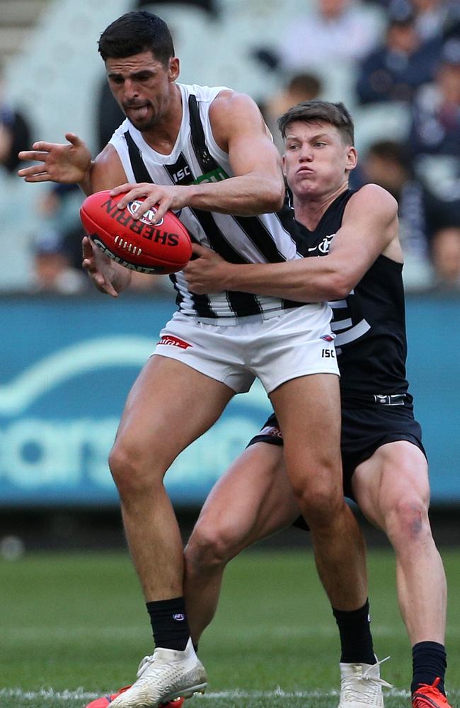 Sam Walsh (right) says Carlton wants to ‘rain on the parade’ of Collingwood great Scott Pendlebury (left) on Saturday. Picture: Hamish Blair / AAP