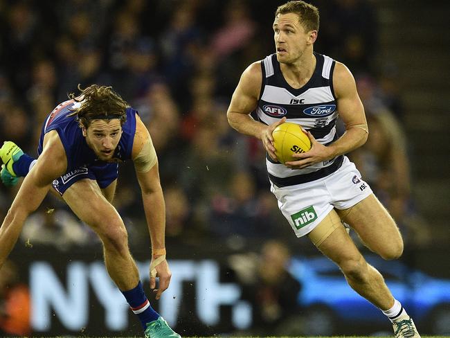 Joel Selwood evades Marcus Bontempelli. Picture: AAP Image/Julian Smith