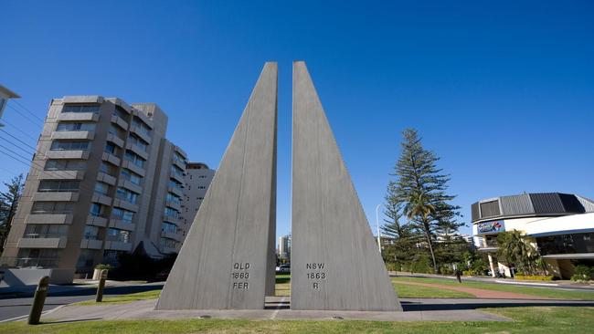 Border marker between two states Queensland and New South Wales. Dividing twin cities Coolangatta and Tweed Heads. Australia