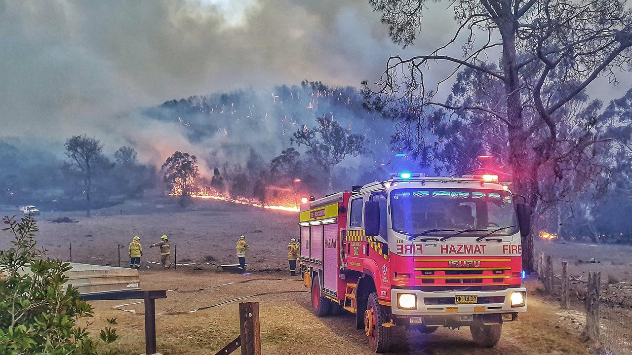 Drought Australia's rural fire services fight bushfires | KidsNews