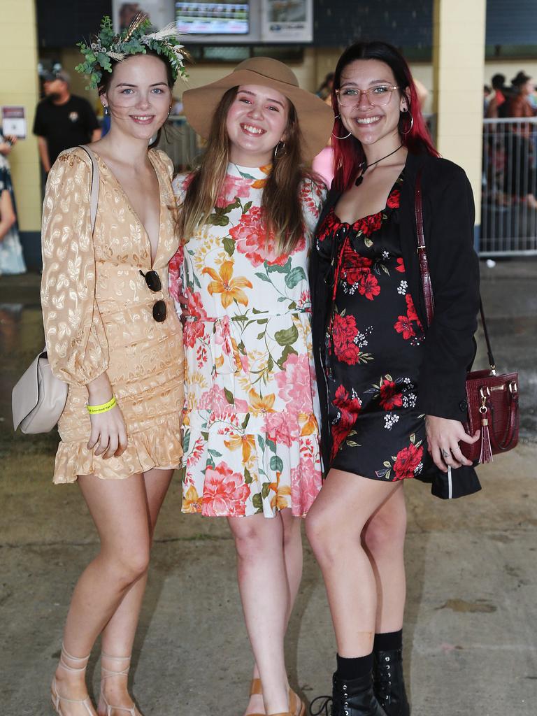 Race dresses, hats: Innisfail Banana Industry Races 2021 photo gallery ...