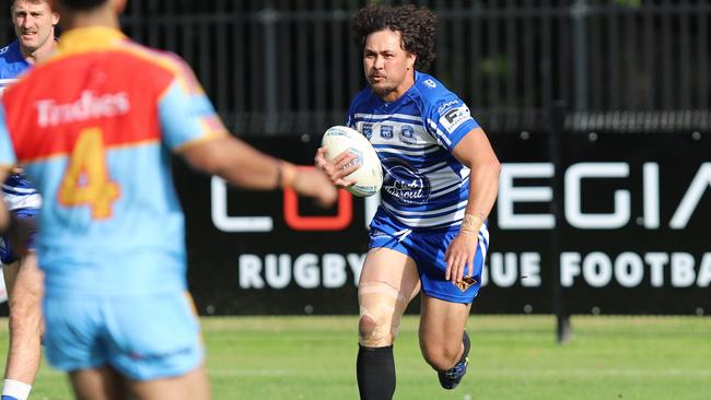 Thirroul's Andrew Flaigatusa runs hard from his danger zone. Picture: Steve Montgomery | OurFootyTeam