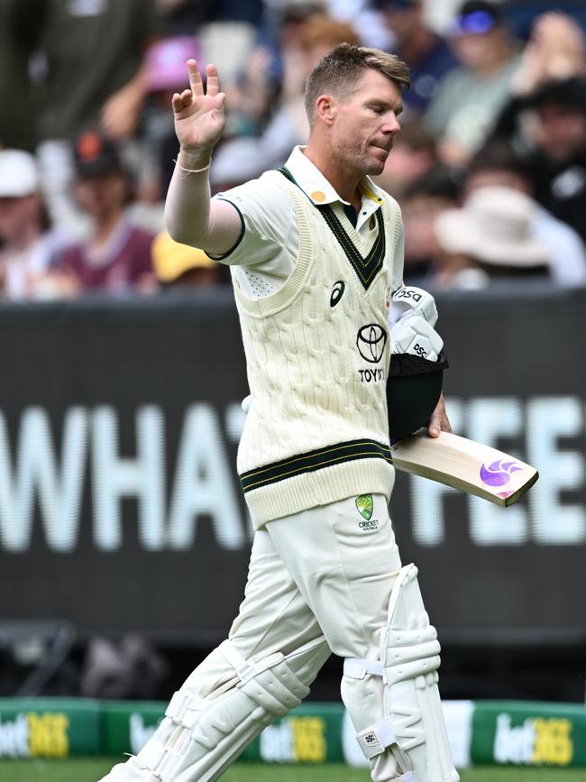 David Warner acknowledges the crowd. Photo by Quinn Rooney/Getty Images.