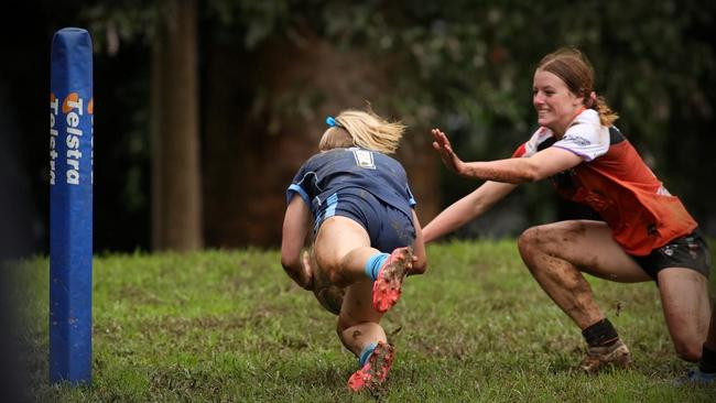 Kayla Henderson dives in for a try. Picture credit: Darrell Nash @NashysPix.