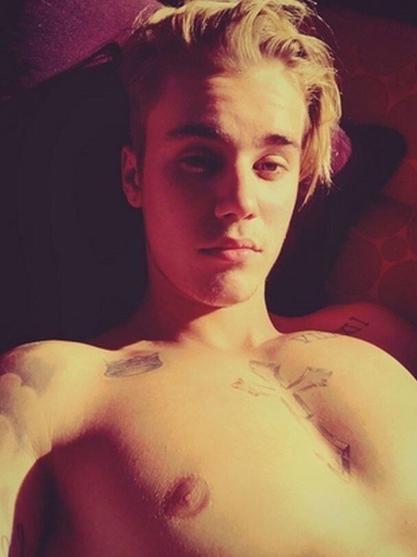 Justin Bieber snaps a shirtless selfie en route to Sydney. Picture: Shots