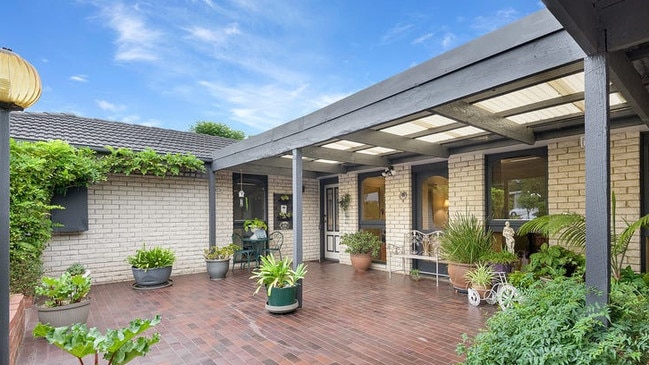 10-11 Timbertop Court, Frankston North - for herald sun real estate