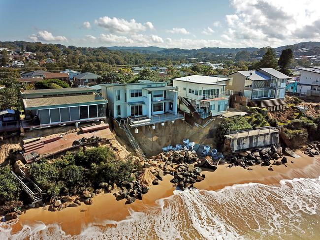 Homes in danger of collapse from beach erosion at Wamberal. (NEWSLOCAL / Troy Snook)