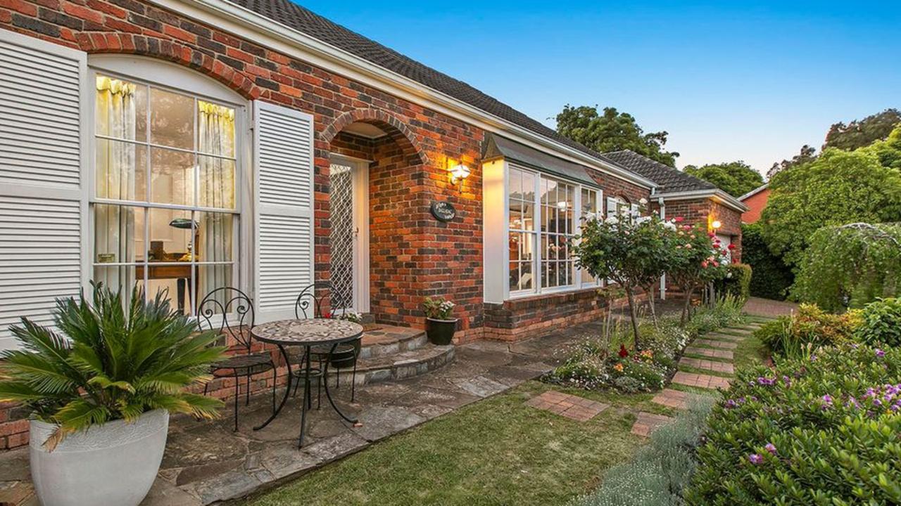 <a href="https://www.realestate.com.au/property-house-vic-wheelers+hill-129707882" title="www.realestate.com.au">4-5 Landy Court, Wheelers Hill</a> is going under the hammer in one of the city's top auction suburbs in recent months.