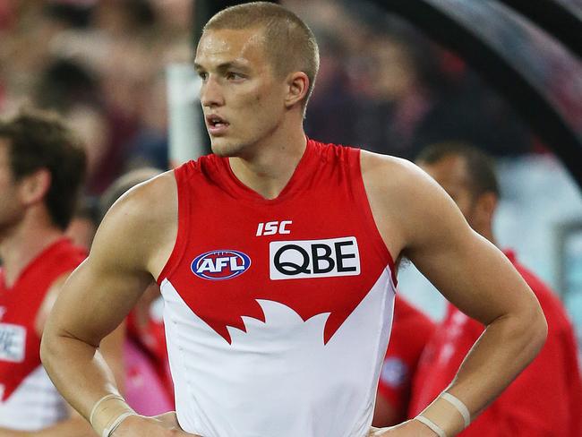 Sydney Swans' Sam Reid leaves the field injured during AFL Preliminary Final, Sydney Swans v North Melbourne at ANZ Stadium. pic. Phil Hillyard