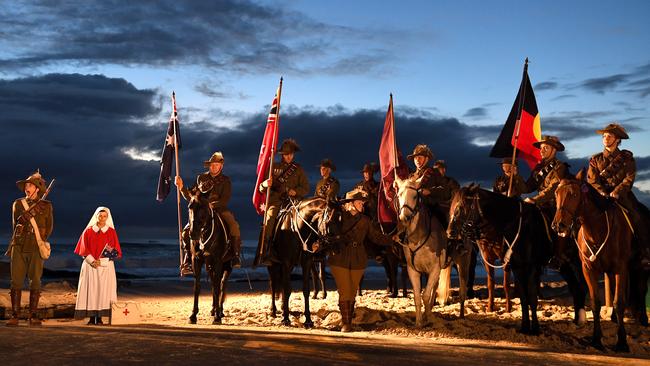 Anzac Day dawn service at Elephant Rock in Currumbin on the Gold Coast. (AAP Image/Dave Hunt) 