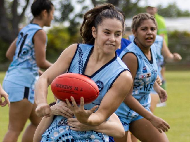 Star Buffettes midfielder Dom Carbone about to snap the football. Picture Celina Whan /AFLNT Media