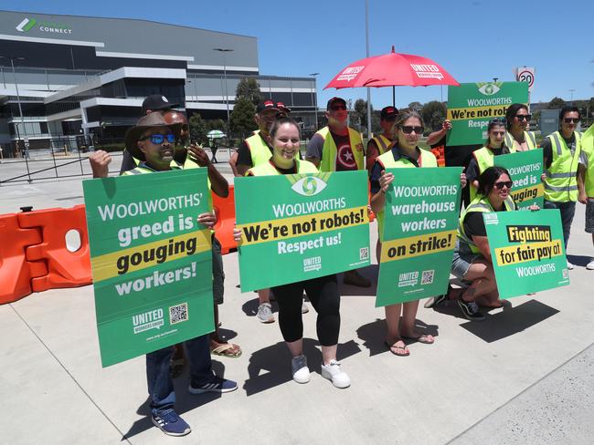 A picket line continues in Dandenong South at a distribution centre for Woolworths ahead of a Fair Work commission hearing tomorrow. Thursday, December 5. 2024. Picture: David Crosling