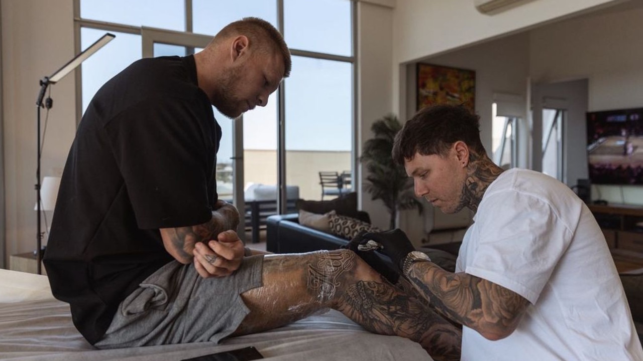 De Goey (left) being tattooed by Luke Dyson, who was involved in the New York nightclub incident with him.