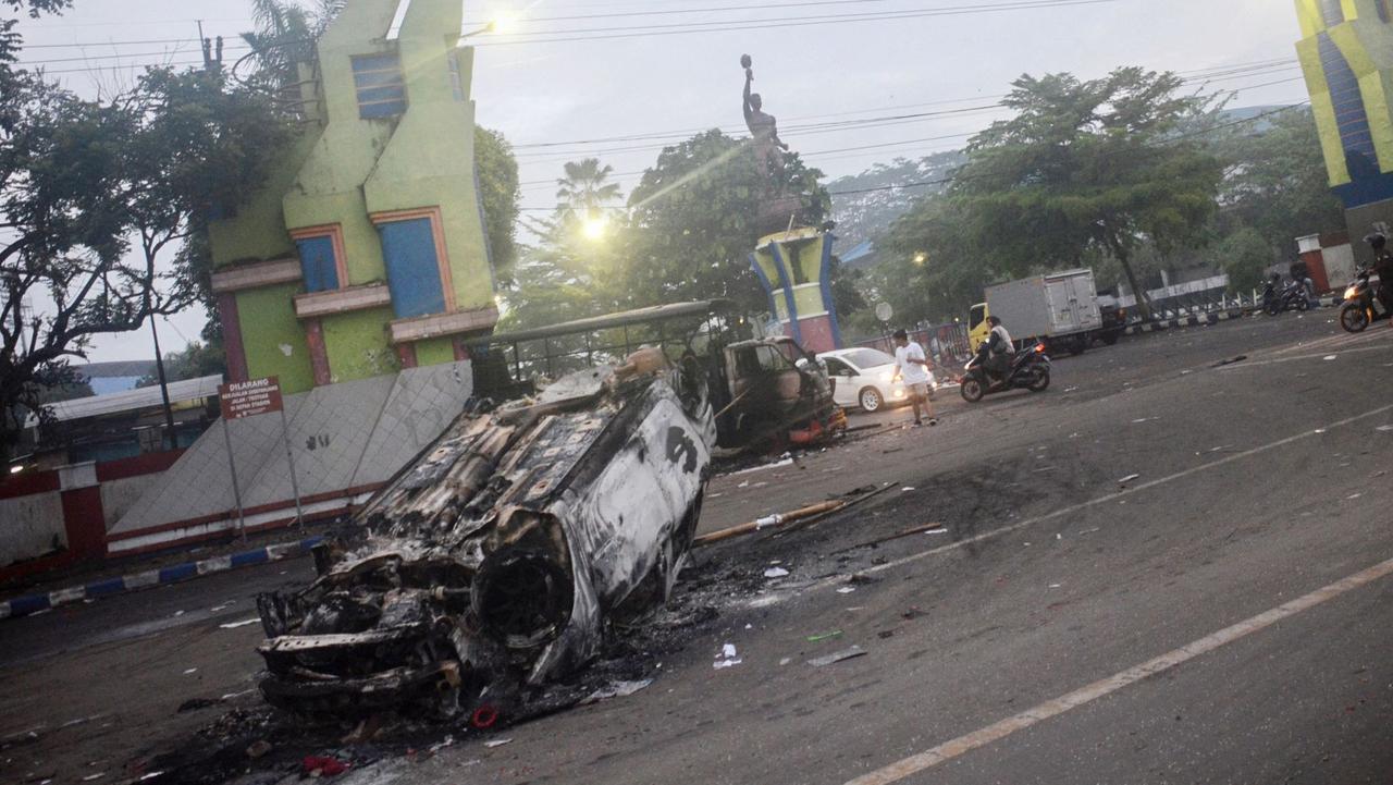 A torched car outside Kanjuruhan Stadium in Malang, East Java. Photo by PUTRI / AFP