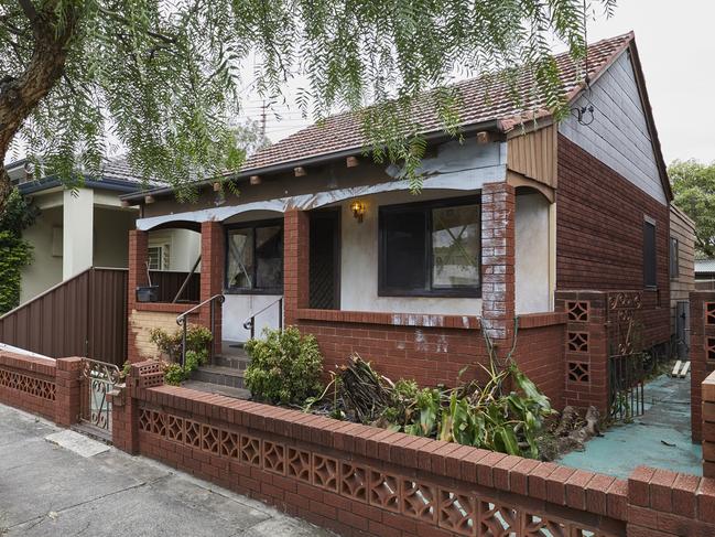BEFORE: For the first time since it started six years ago, the House Rules teams will renovate and decorate a house for auction. Here’s a sneak peek of the exterior transformation.