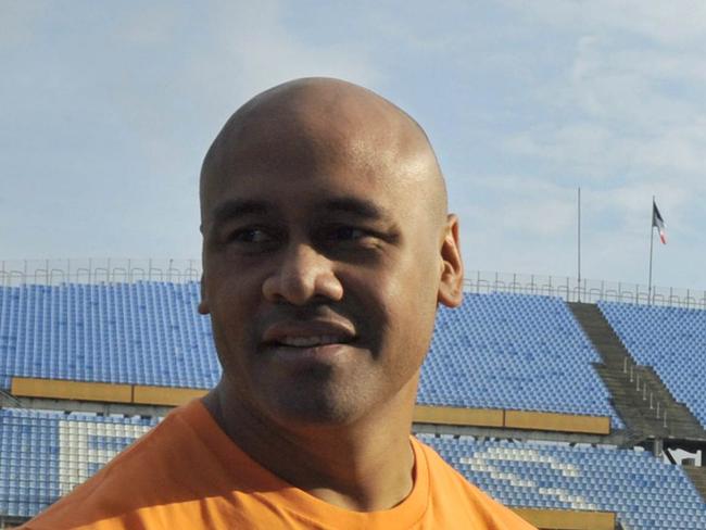 Rugby legend Jonah Lomu from New Zealand, former All Blacks winger and new player of Marseille Vitrolles rugby union club, holds a ball during the captain's run, an official training session of All Blacks at the Velodrome Stadium in Marseille on November 27, 2009. The All Blacks will face France at the Velodrome Stadium on November 28, 2009. AFP PHOTO GERARD JULIEN