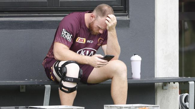 Matt Lodge sits on the pine after injuring his knee. Picture: Peter Wallis