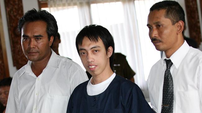 Mohamad Cholili is handed over for trial in Bali in 2006. Picture: Lukman/Bintoro