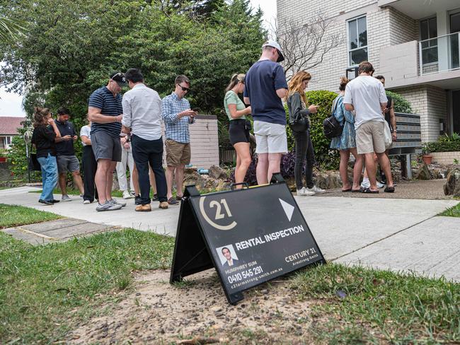 SYDNEY, AUSTRALIA - NewsWire Photos, FEBRUARY 03, 2024 : A crowd is queuing up for an open inspection of a rental property located in Bondi. Picture: NCA NewsWire / Flavio Brancaleone