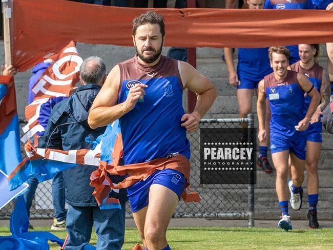 Shaun Payze runs through the banner for his 400th senior VAFA game. Picture: Pearcey Photography