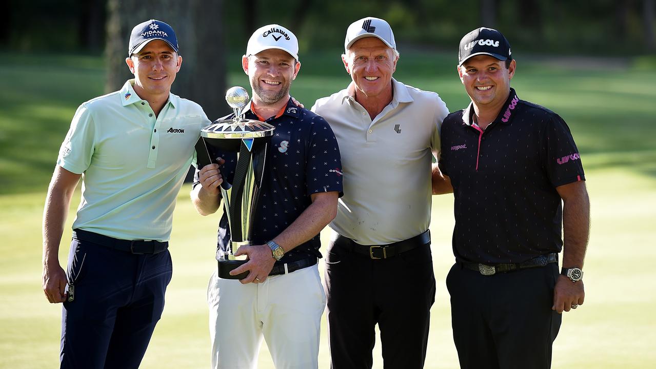 Carlos Ortiz, Brandon Grace, el comisionado de LIV Golf Greg Norman y Patrick Reed después del LIV Golf Invitational.  Foto: Steve Dykes/Getty Images