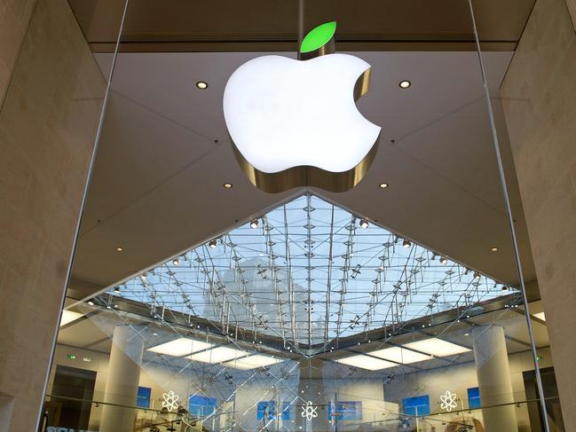 PARIS, FRANCE - APRIL 22: A green leaf is displayed on the Apple logo during 'Earth Day' at the Apple Store, Carrousel du Louvre, on April 22, 2015 in Paris, France. (Photo by Kristy Sparow/Getty Images for Apple)