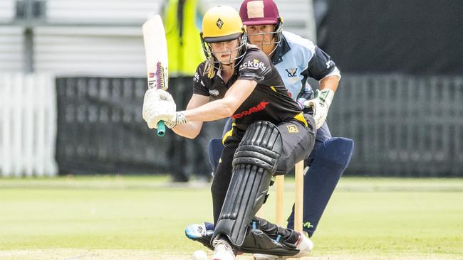 Holly Ferling sweeps. (AAP Image/Richard Walker)