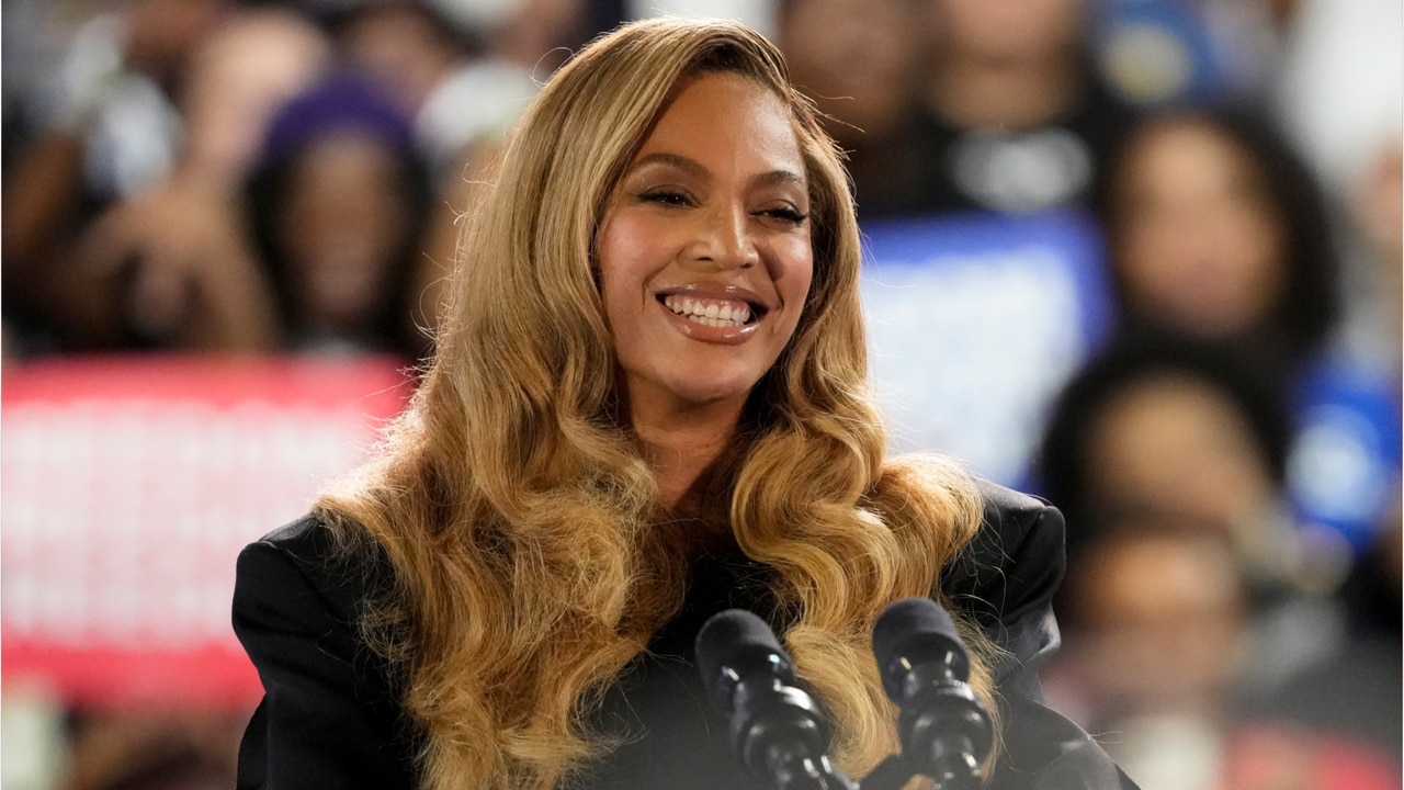 Beyoncé honours 'national treasure' Willie Nelson