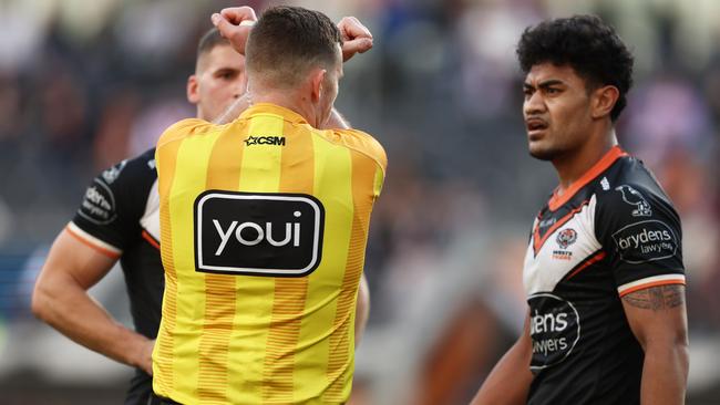 Asu Kepaoa put on report and sent to the sin bin. Picture: Matt King/Getty Images