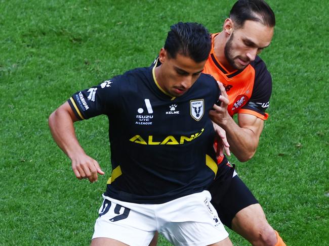 BRISBANE, AUSTRALIA - OCTOBER 08: Daniel Arzani of Macarthur and Jack Hingert of the Roar compete for the ball during the round one A-League Men's match between Brisbane Roar and Macarthur FC at Suncorp Stadium, on October 08, 2022, in Brisbane, Australia. (Photo by Chris Hyde/Getty Images)