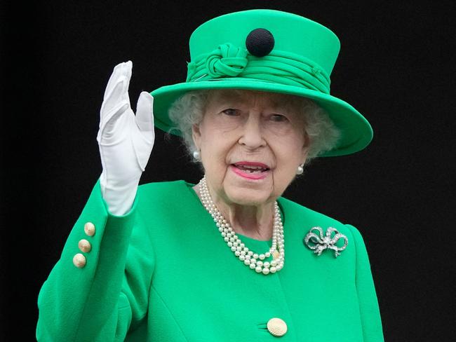 TOPSHOT - Britain's Queen Elizabeth II waves to the crowd from Buckingham Palace balcony at the end of the Platinum Pageant in London on June 5, 2022 as part of Queen Elizabeth II's platinum jubilee celebrations. - The curtain comes down on four days of momentous nationwide celebrations to honour Queen Elizabeth II's historic Platinum Jubilee with a day-long pageant lauding the 96-year-old monarch's record seven decades on the throne. (Photo by Frank Augstein / POOL / AFP)