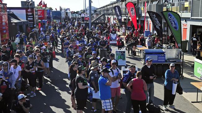 V8 supercars Townsville: crowds lap up racetrack fun | Townsville Bulletin