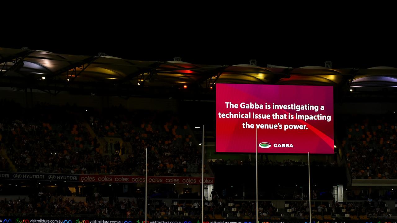 The lighting drama was similar to the round 10 match between Essendon and St Kilda at Waverley in 1996.