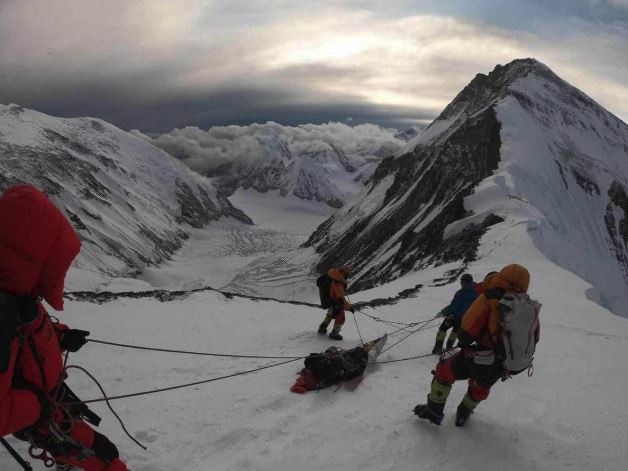 This image shows the Aussie climber being rescued on Mount Everest. Picture: China Daily