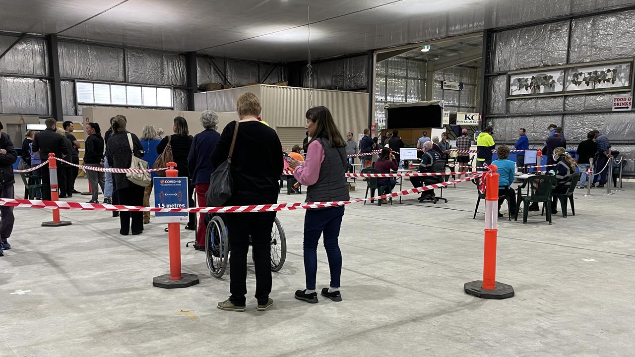 Stanthorpe community stands in line waiting for Pfizer vaccine at the massive clinic. Photo: Madison Mifsud-Ure / Stanthorpe Border Post