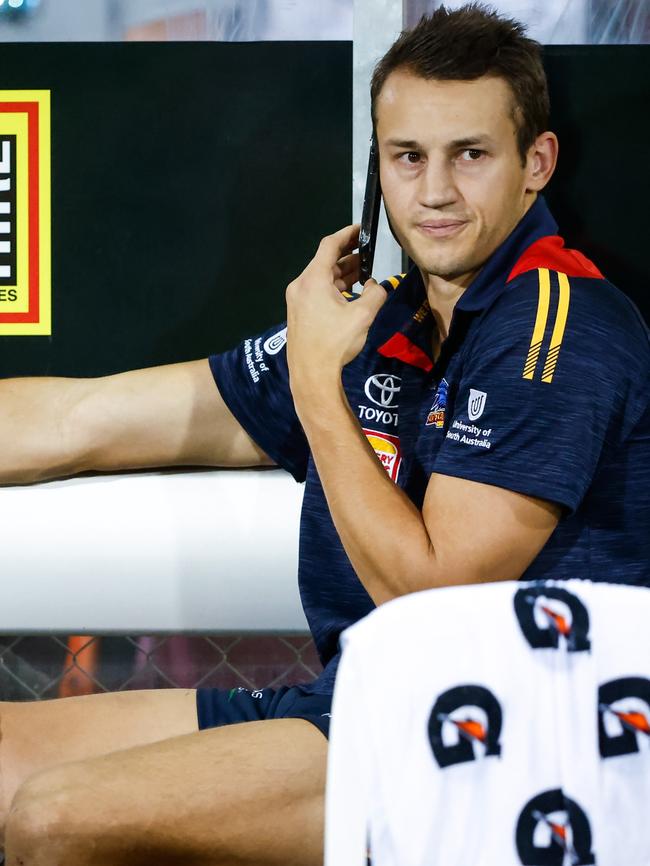 Doedee on the bench after injuring his knee last year. Picture: Dylan Burns/AFL Photos via Getty Images