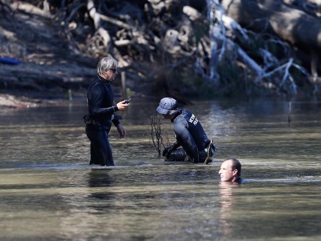 Victorian Emergency services personnel search the Murray River at Moama, Victoria in 2017. Picture: AAP Image/Riverine Herald, Luke Hemer