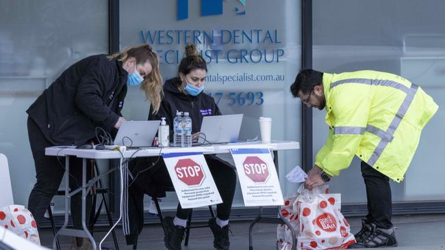 A supermarket shopping delivery arrives at the locked-down Ariele Apartments in Maribyrnong. Picture: NCA NewsWire/Wayne Taylor