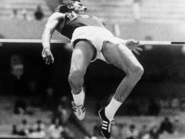 (FILES) In this file photograph taken on October 20, 1968, US athlete Dick Fosbury competes in the men's high jump final and wins the gold medal with a brand new style of jumping, a dorsal technique at the Mexico Olympic Games in Mexico City. - Athletics legend Dick Fosbury, who revolutionised high jumping with his signature "Fosbury flop" has died, his agent confirmed on March 13, 2023. He was 76. Fosbury's agent Ray Schulte said in a statement that the 1968 Olympics gold medallist had died early March 12, from lymphoma. (Photo by AFP)