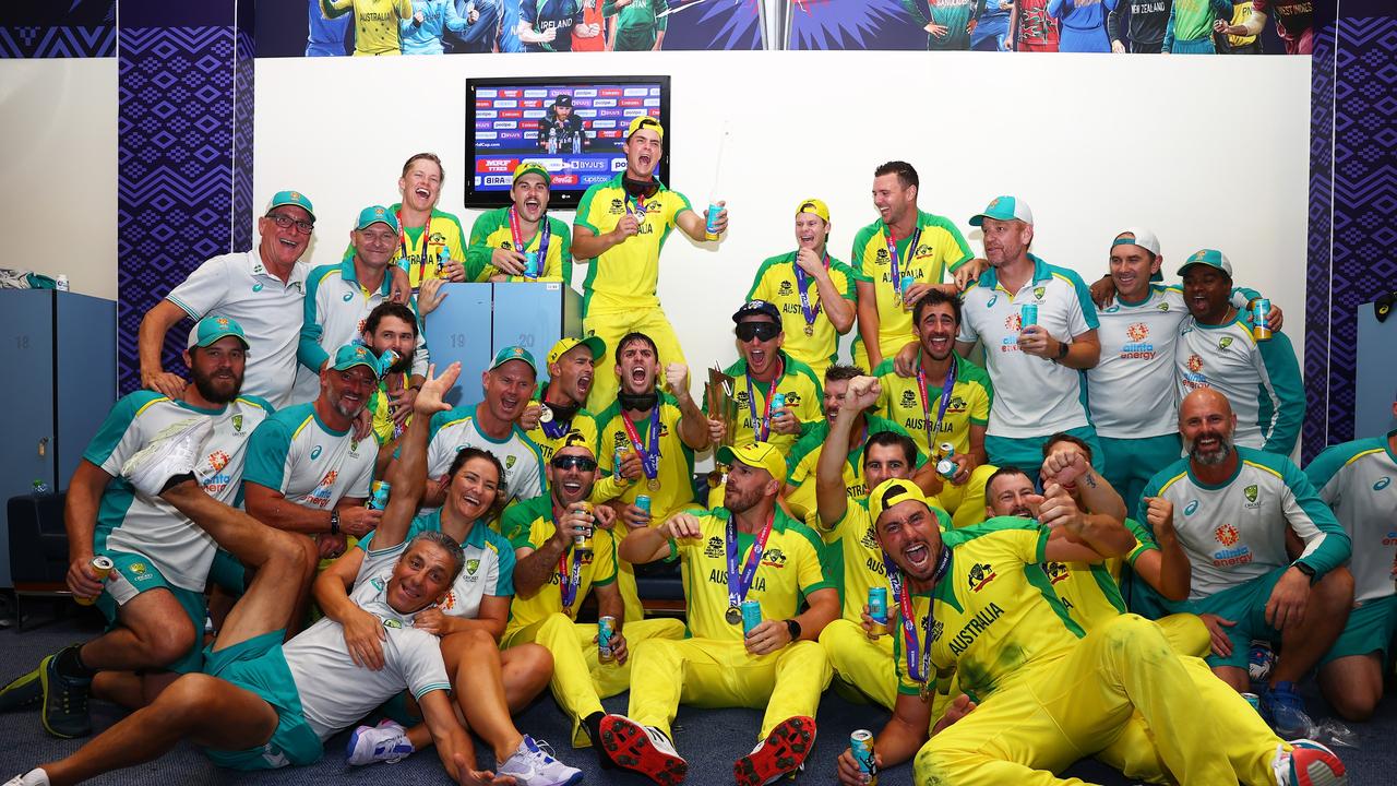 Australia menang, perayaan, video, reaksi, Glenn Maxwell, bir, kacamata ski