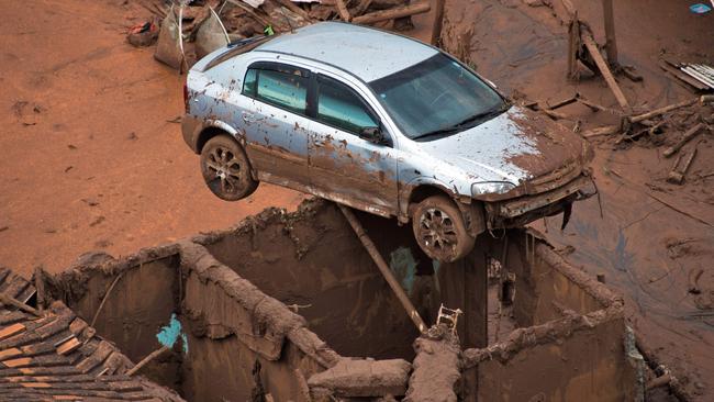 (FILES) This file photo taken on November 6, 2015 shows a general view where a dam burst in the village of Bento Rodrigues near Mariana in the southeastern Brazilian state of Minas Gerais. Shares in Anglo-Australian mining giant BHP Billiton plummeted seven percent in Sydney on May 4, 2016, after it revealed Brazil has filed a 43 billion USD lawsuit against it and co-owner Vale over the Samarco mine disaster. A dam at the mine they co-own broke on November 5 last year, spewing a deadly wall of mud and water that swamped a village, killed at least 17 and polluted a huge swath of river basin. / AFP PHOTO / CHRISTOPHE SIMON