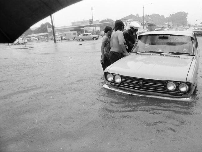 Bowen Bridge road flooding. Picture Earl Bridger