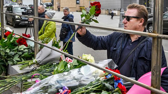 Russians have honoured the passing of Queen Elizabeth II by laying flowers outside the British embassy. Picture: Alexander Nemenov/ AFP.