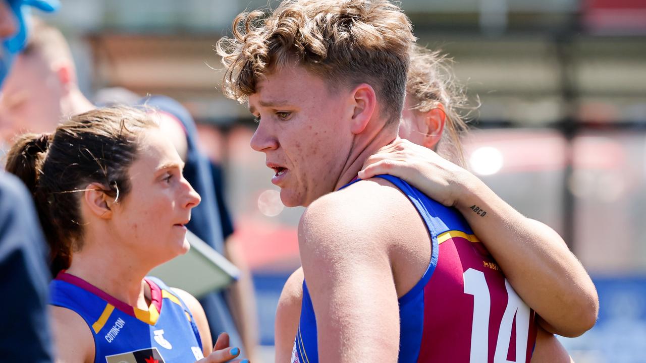 Dakota Davidson was left inconsolable. Photo by Dylan Burns/AFL Photos via Getty Images