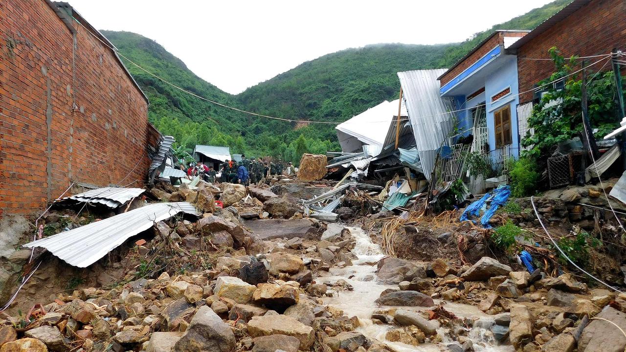 Vietnam typhoon Floods, landslides cause havoc as Typhoon Toraji pummels the country