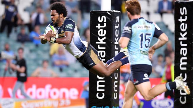 Henry Speight (left) of the Brumbies scores a try during the Round 4 Super Rugby match between the Waratahs and the Brumbies at Allianz Stadium in Sydney, Saturday, March 18, 2017. (AAP Image/Paul Miller) NO ARCHIVING, EDITORIAL USE ONLY