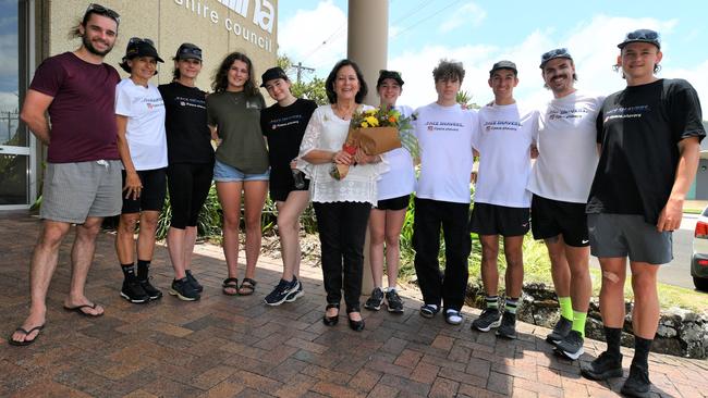 Members of Pace Shavers: Nathan Edwards, Kerry, Clay, Robin, Freya and Greer Schreiber, Lisa, Hamish and Ava Smith, with James Stimpson greet BallinamMayor Sharon Cadwallader with a bouquet of flowers and support for mental health in the region’s flood recovery. Picture: Cath Piltz