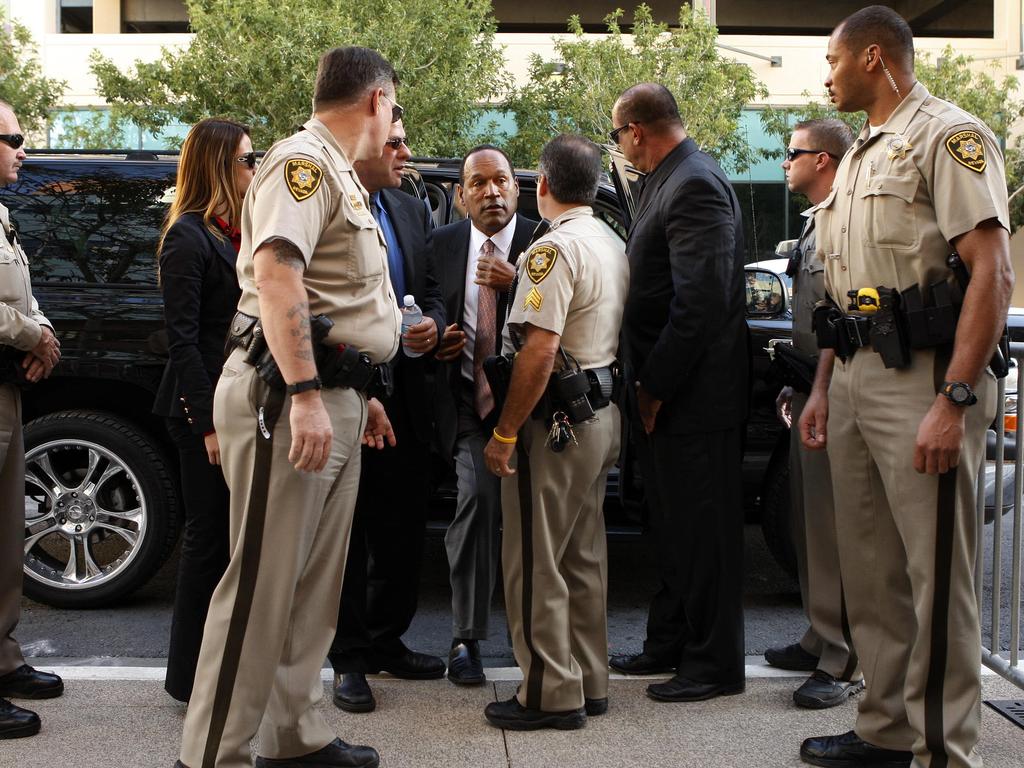 OJ Simpson (C) arrives during the second day of jury selection for his trial at the Clark County Regional Justice Center in Las Vegas, Nevada, 09/09/2008.